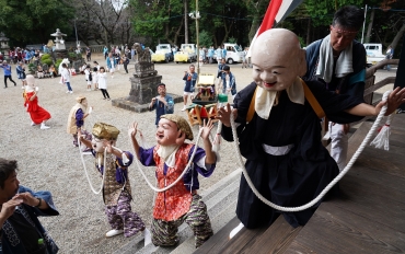 七福神踊りを披露する保存会=石山神社で