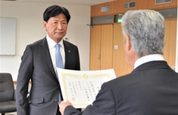 豊川市長選の当選証書付与式