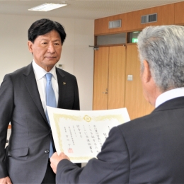 豊川市長選の当選証書付与式