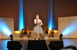 佐藤朱実さんがデビュー1周年記念「歌と踊りの祭典」