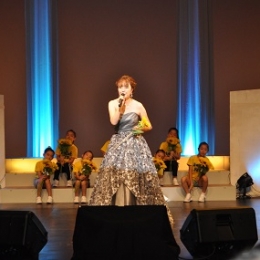 佐藤朱実さんがデビュー1周年記念「歌と踊りの祭典」