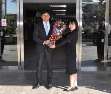 花束を受け取る竹本市長㊧=豊川市役所で