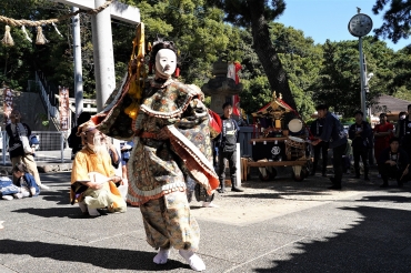 新調した締太鼓のリズムに合わせて弁天踊りを披露する踊り手=八百富神社遥拝所で
