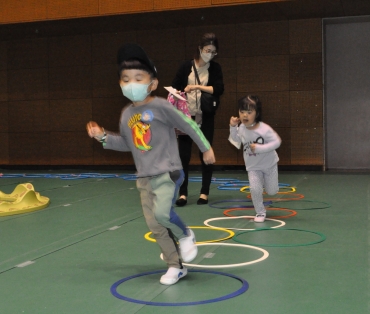 けんけんぱをする子どもたち=豊川市総合体育館で
