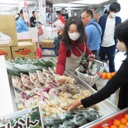 初の「貨客混載」で新鮮野菜届ける ほの国東三河マルシェin新宿