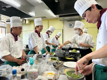 さまざまな地元食材を用いての調理に取り組む生徒たち