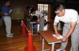 豊川特別支援学校でプロを迎え清掃作業学習会