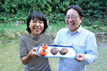 開発した五平餅を披露する岡本さんと秋野さん(左から)=豊橋市石巻町で