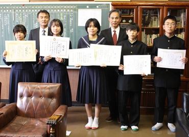 県議会議長賞を受賞した村松さん(左から2人目)=新城市立東郷中学校で