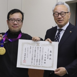 アジアパラ大会優勝の卓球・八木選手に豊橋市特別スポーツ賞