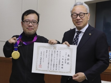 アジアパラ大会優勝で、スポーツ特別賞を贈られる八木選手=市役所で