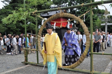 約200人が訪れた夏越しの大祓=牟呂八幡宮で