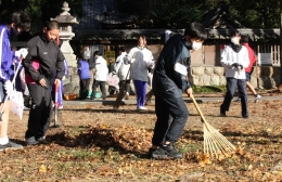 豊橋東陽中生徒有志らが多米校区の落ち葉清掃