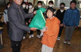 設楽木材組合が地元児童らに「熊よけの鈴」贈る
