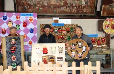 展示作品を紹介する竹とんぼ会の皆さん=安久美神戸神明社で