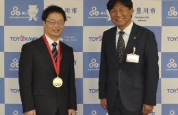 アビリンピックで金賞の植村さんが豊川市長に報告