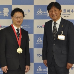 アビリンピックで金賞の植村さんが豊川市長に報告