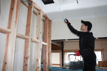 改修で調理場の天井を塗装する伊藤さん=東栄町下田で