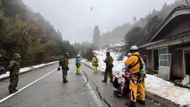 被災者の救助活動に取り組む豊橋市の消防職員ら=石川県輪島市で(提供)