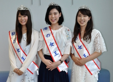ミスみなとに選ばれた(左から)船の女王の伊藤さん、港の女王の新田さん、海の女王の佐野さん