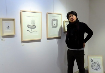 個展を開いた藤田さん=アートエイジギャラリーで