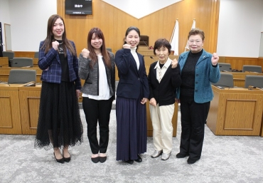 (左から)木野田さん、夏目さん、山田さん、木下さん、望月さん=新城市議会議場で