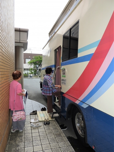 検診車で乳がん検診を受ける女性ら=豊川市保健センターで