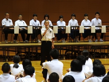 松山さん㊥の音頭で「KDルール」を暗唱する生徒ら=豊川市総合体育館で