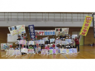 衣笠小と中部小の凧クラブの皆さん=田原中学校で