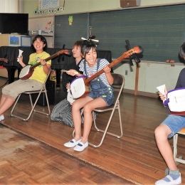 豊川の2小学校児童が津軽三味線に触れる
