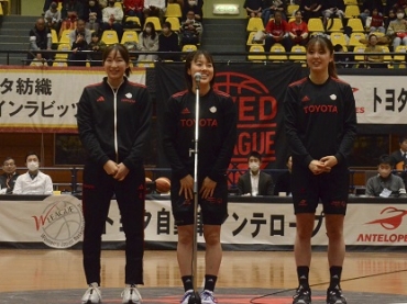 パリ五輪決定を報告する川井選手、山本選手、平下選手(左から)=豊橋市総合体育館で