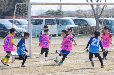 開幕した「第1回がましんカップU―9サッカー大会」でボールを競り合う子どもたち=豊橋総合スポーツ公園かもめ広場で