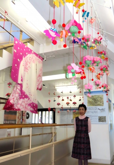 3階は桜とチョウを題材にした作品を展示=いずれも吉田城鉄櫓で