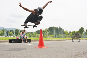 スケートボードでジャンプを披露する海野さん=新城市長篠のふれあいパークほうらいで