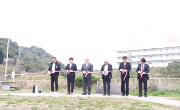 WiFiスポットの完成を祝う石原施設長㊨ら=小松原町の表浜海岸で