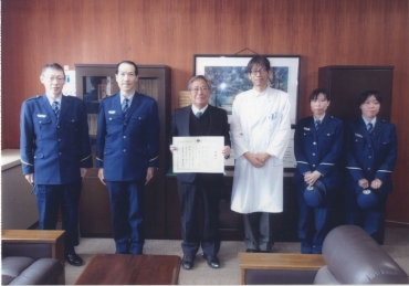 支所長からの感謝状を受け取る村田理事長(左から3番目、提供)
