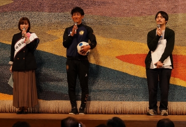 蒲郡への思いを話す市観光大使のしがさん、加藤さん、大橋さん(左から)