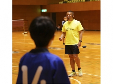 参加者に走り方を指導する谷さん=豊川市総合体育館で
