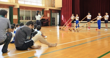 児童たちの演奏を撮影するスタッフら=新城市立鳳来東小学校で