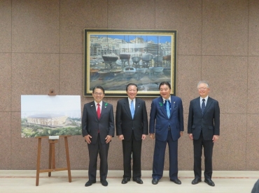 大会開催への協力で合意した大村知事、長島会長、河村市長、伊東副会長(左から)=県公館で