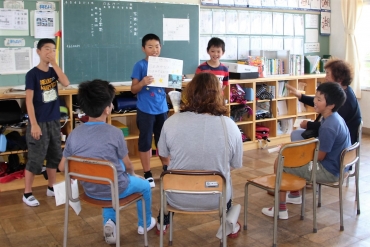 学習の成果を発表する児童ら=福江小学校で(同小提供)