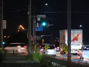 立体化される計画の宮下交差点。国道1号と交わるため夜間も交通量が多い=豊川市小坂井町で