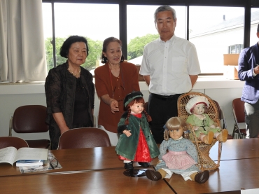 青い目の人形たちの“同窓会”を見守る夏目恵子さん㊧ら人形の所有者たち=桜ヶ丘ミュージアムで