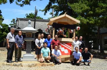 新しくなった獅子飾鉾と、設置された石燈籠㊧=吉田神社で