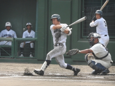 6回、左線二塁打を打つ桜丘・中村竜。右後方は鈴木=豊橋市民球場で