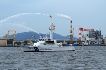 放水訓練を披露する巡視艇「あゆづき」=三河港で