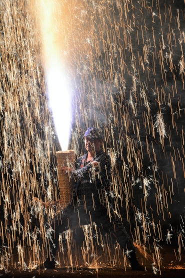 火の粉を浴びながら手筒花火を抱える氏子ら=豊橋市関屋町の吉田神社境内で