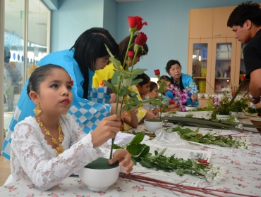 生け花を体験するペルーの子どもたち=豊橋市こども未来館ここにこで