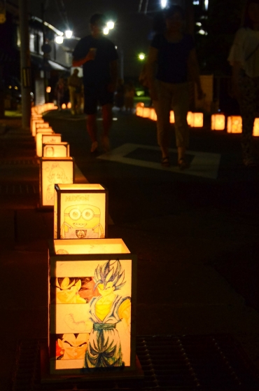 東海道二川宿の面影が残るまち並みを照らす灯籠=豊橋市二川町で