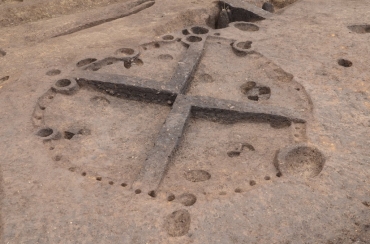発見された竪穴建物跡(豊橋市教委提供)